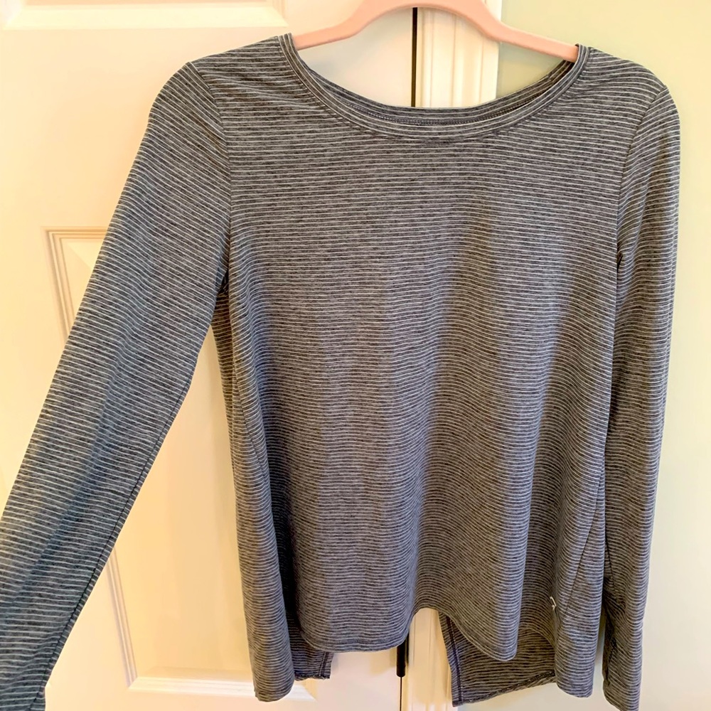 Small GapFit Breathe Back Tie Long Sleeve shirt